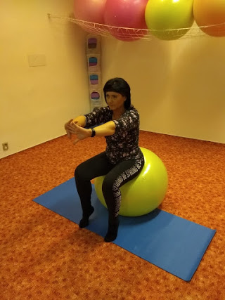 Skupinové lekce cvičení na míčích pro ženy v tělocvičně